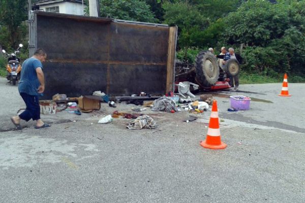 Düzce'de 18 işçi bu römorktaydı