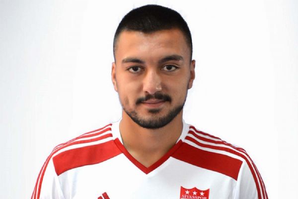 Otobüsün kapısının çarptığı genç futbolcu yaralandı