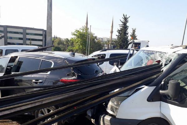 Antalya'da 5 metrelik çubuklar 3 araca saplandı