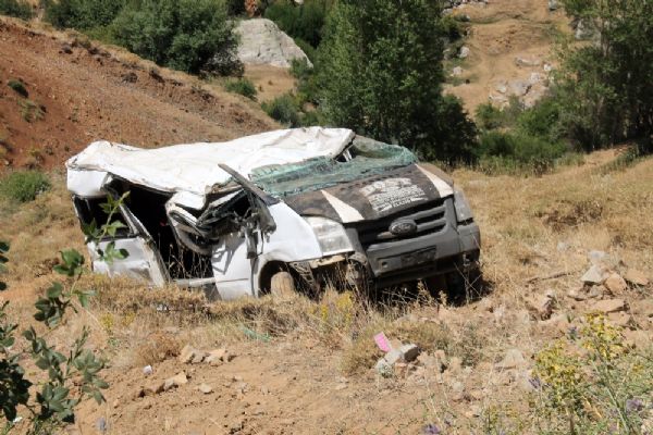 Elazığ'da bu minibüsten sağ çıktılar