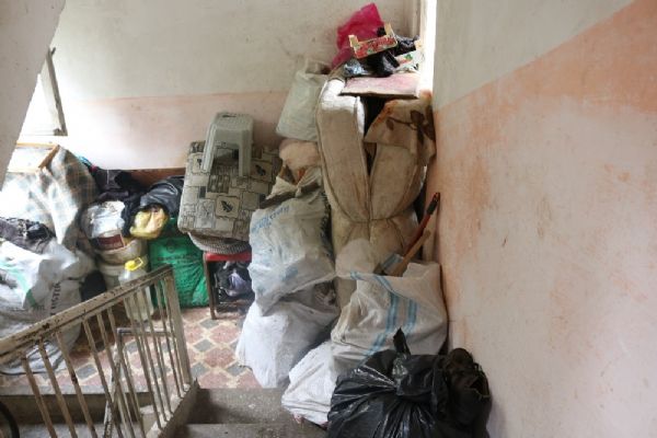 Trabzon'da bir evden 4 kamyon çöp çıktı