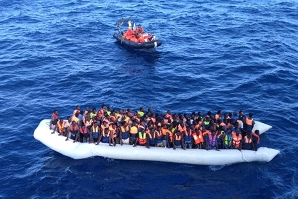 Libya açıklarında 135 göçmen kurtarıldı