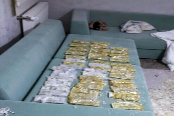 İzmir'de FETÖ'nün paraları yastıktan çıktı