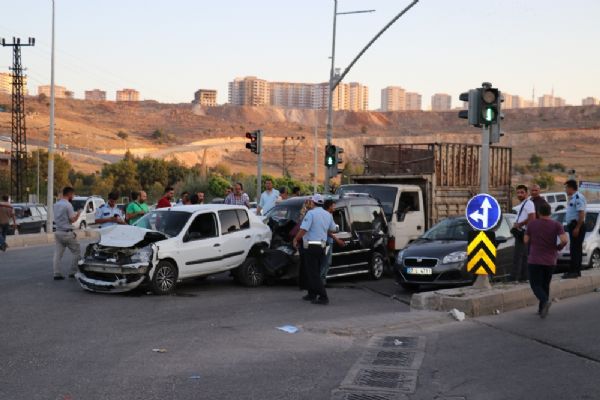 Gaziantep'te freni boşalan kamyon araçlara çarptı: 5 yaralı