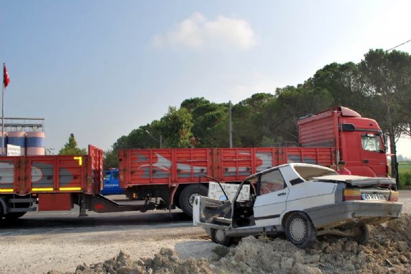 Manisa'da tır ile otomobil çarpıştı: 2 yaralı