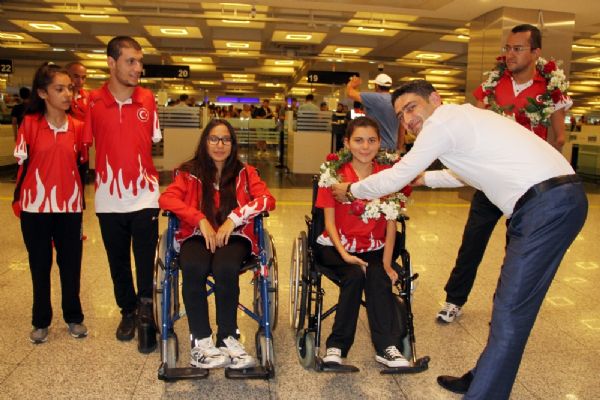 Şampiyonlar yurda giriş yaptı