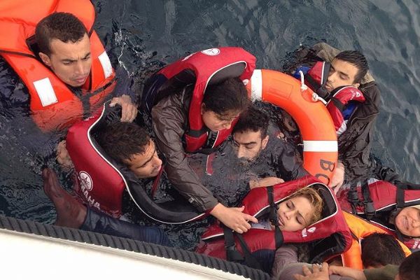 120 sığınmacı denize atıldı