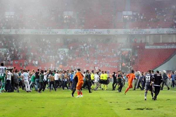 Sahaya bıçak atan şahıs serbest kaldı