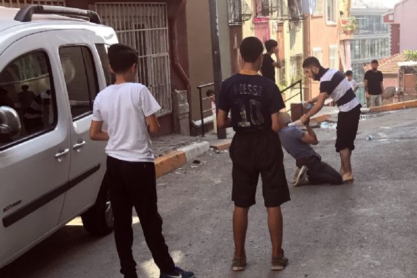 Krizine giren genç kendini yerden yere vurdu