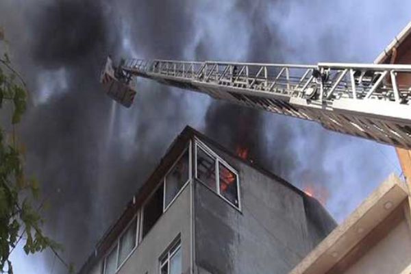 Ataşehir'de 7 katlı binada yangın!