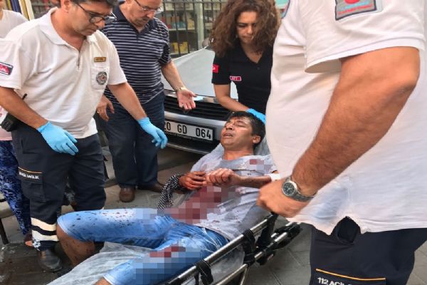 Denizli'de boşanmak üzere olan eşinin erkek arkadaşını bıçakladı