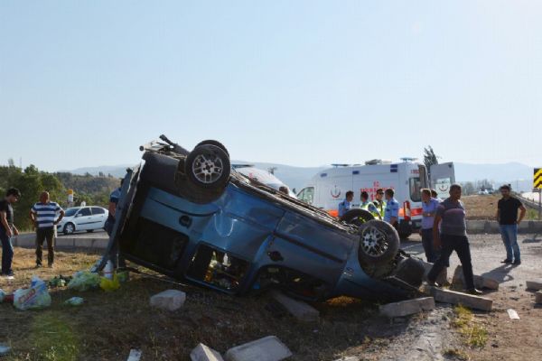 Hafif ticari araç takla attı: 5 kişi yaralandı