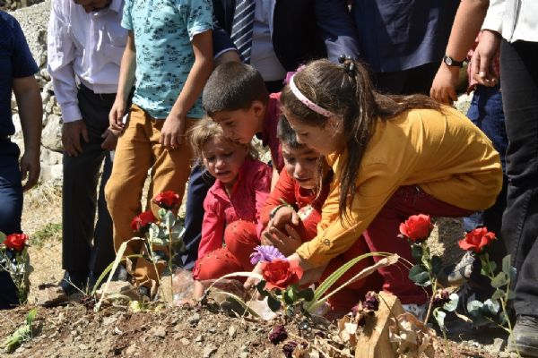 Tunceli'de öğrencileri şehit öğretmenin kabrini ve ailesini ziyaret etti