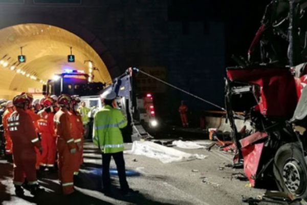 Çin'de yolcu otobüsü tünel duvarına çarptı: 36 kişi öldü