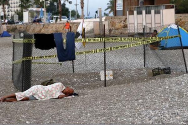 Antalya'da yüzde 98'lik nemden bunalanlar sahilde sabahladı