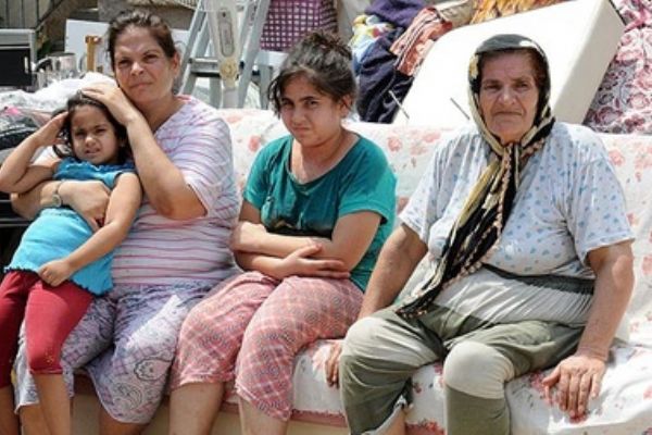 Adana'da 70 yaşındaki kadın, kızı ve 3 torunuyla sokakta kaldı!