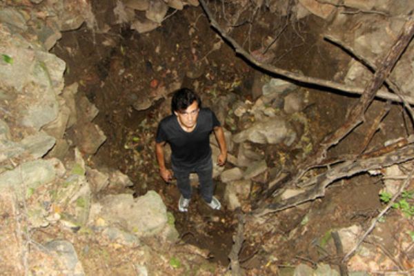 Defineciler binlerce yıllık manastırı delik deşik etti