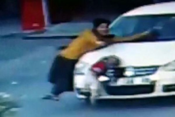 Tarsus'ta oğlunu otomobilin altında kalmaktan kurtaramadı