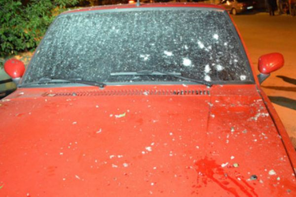 Karabük'te otomobilin üzerine bırakılan patlayıcı infilak etti: 2 yaralı