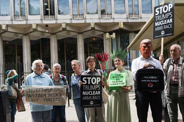 Trump Londra'da protesto edildi
