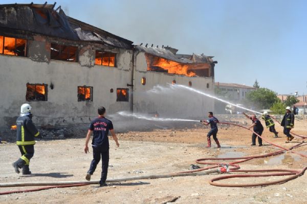 Malatya'da ambalaj fabrikası alev alev yandı