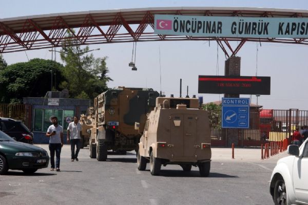 Öncüpınar Sınır Kapısı ve sınır hattında askeri araç yoğunluğu