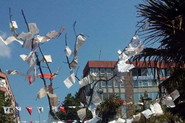 Maaşını alamayan işçilerden ağaçlı eylem