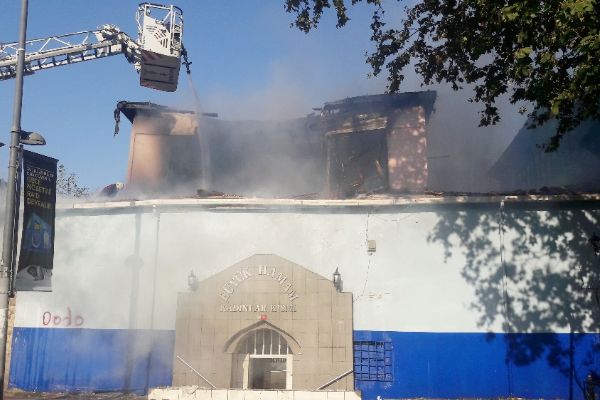 Tarihi hamam alev alev yandı, Kasımpaşa sokağa döküldü