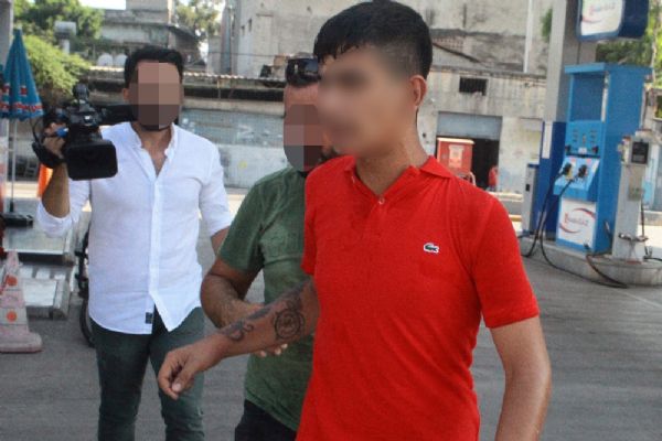 Adana'da polisi görünce uyuşturucu hapları poşetiyle birlikte yuttu