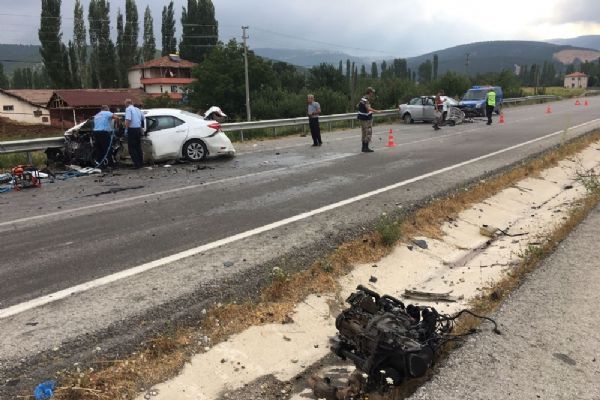 Amasya'da iki otomobil çarpıştı