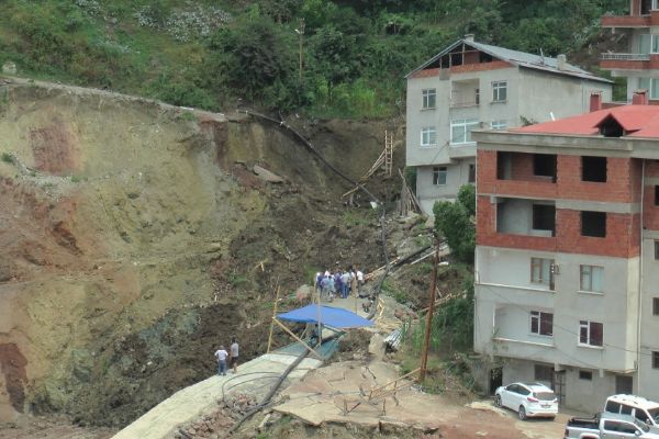 Giresun'da kazı sırasında toprak kaydı, faciadan dönüldü