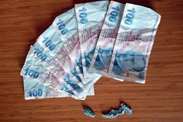 Muğla'nın polisi görünce sahte parayı yutmaya çalıştı