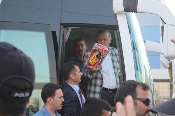 Cumhurbaşkanı Recep Tayyip Erdoğan'dan çocuklara oyuncak