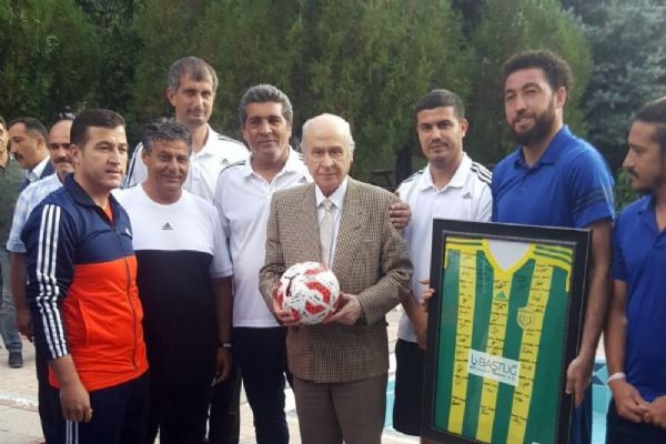 MHP Lideri Devlet Bahçeli'den Osmaniyespor'a ziyaret