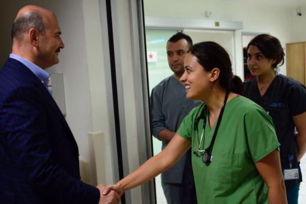 Bakan Süleyman Soylu Maçka'da yaralanan polisi ziyaret etti