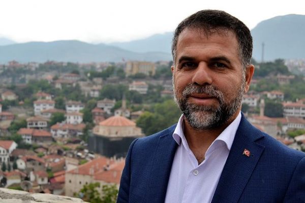 Görevinden uzaklaştırılan belediye başkanı göz altında