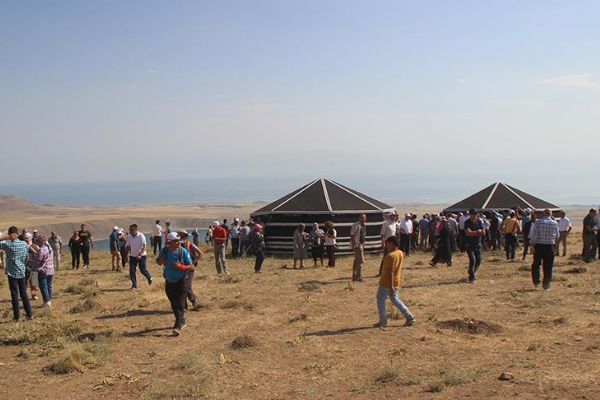 Bitlis'in Adilcevaz ilçesinde 2 bin 500 metrede çadır kent kuruldu