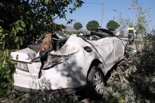 Elazığ'da hurdaya dönen otomobilden sağ çıktılar