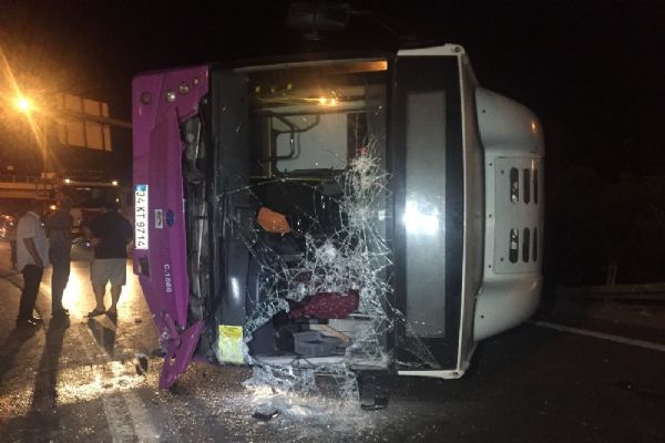 İstanbul'da virajı alamayan otobüs yola savruldu