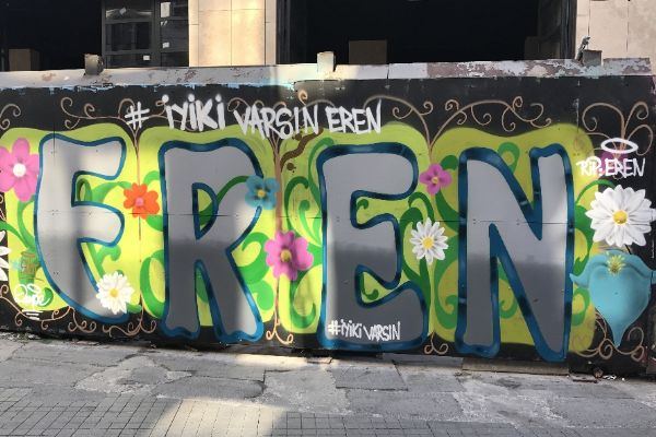 İstanbul İstiklal Caddesi'nde 'İyi ki varsın Eren' graffitisi