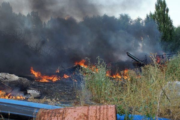 Başkent'te belediyenin hurda deposunda yangın