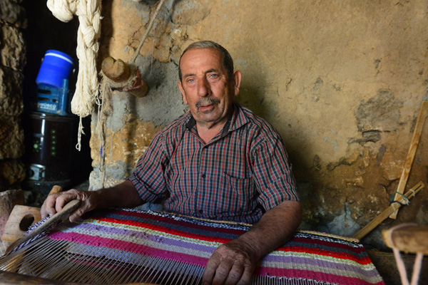 150 yıllık tezgâhta kilimciliğe devam ediyor