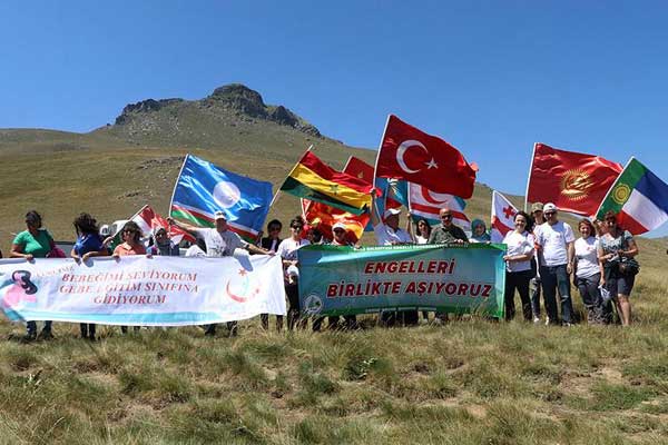 Köroğlu Tepesi Zirvesi'nde Türki bayraklar