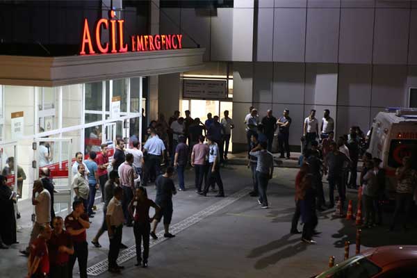 Emniyet'te bıçakla polisi şehit etti