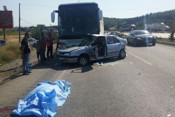 Manisa'da otomobil ile otobüs çarpıştı: 2 kişi hayatını kaybetdi