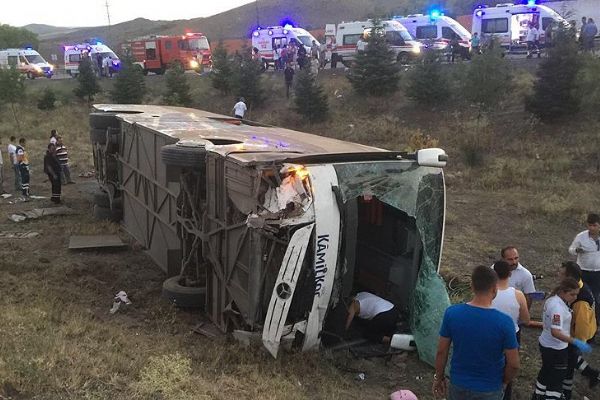 Ankara'da yolcu otobüsü şarampole devrildi