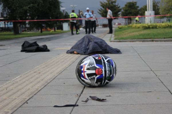 Kocaeli'de kask takmayan genç kız motosiklet kazasında öldü