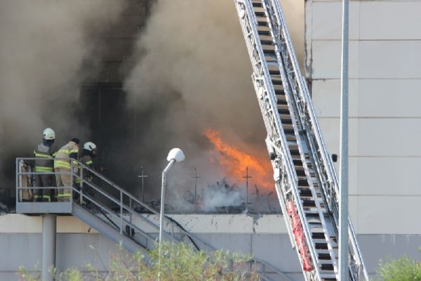 İzmir'de alışveriş merkezinde yangın