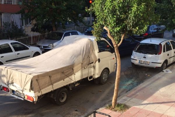 Manisa'da park halindeki 3 araca çarpıp kaçtı