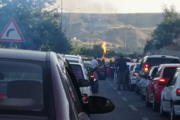 Eskişehir'de konvoyu bir anda durdurup oynamaya başladılar